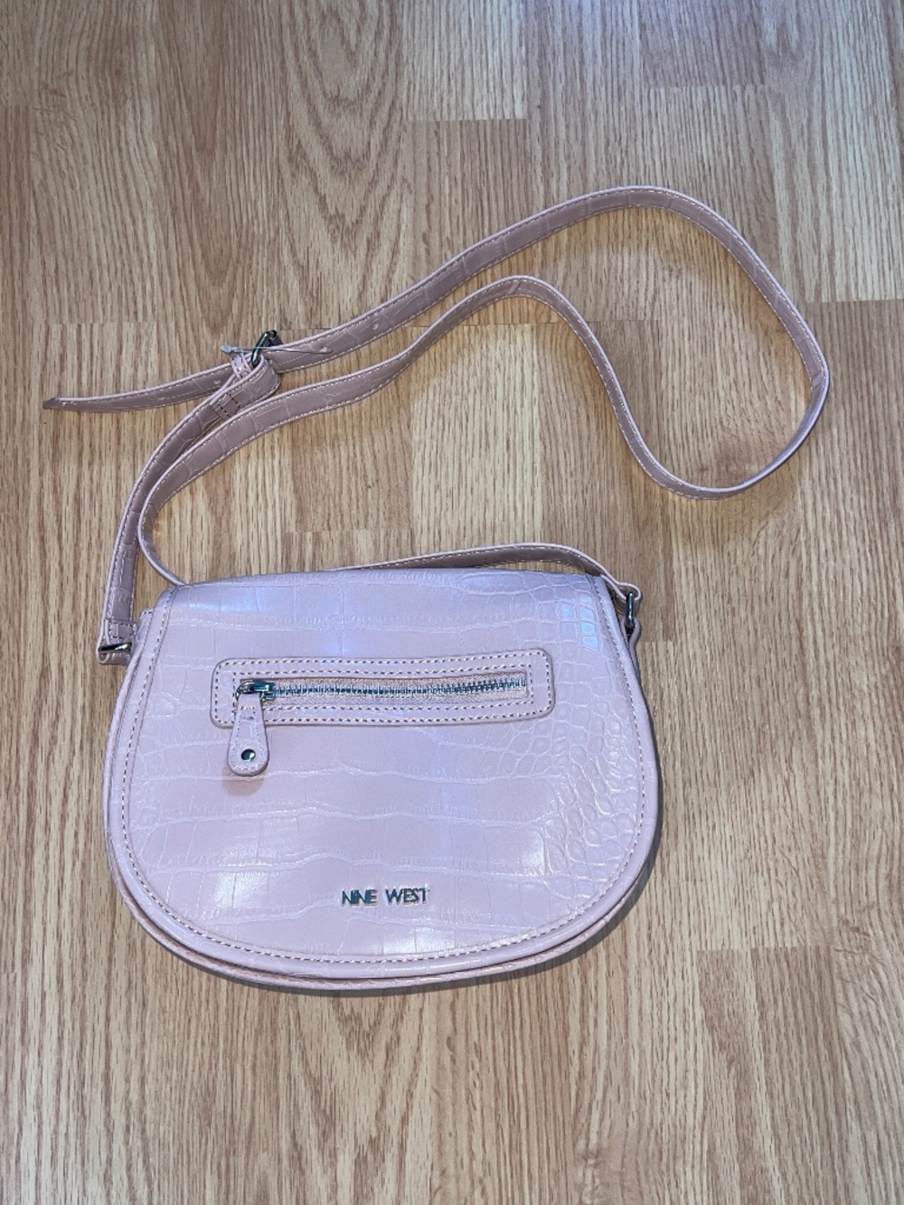 Like New 🌸 Pale Pink Crocodile Texture Crossbody Bag / Purse w/ Snap Flap